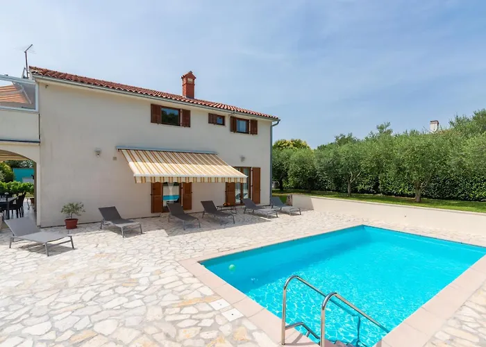 House Iris With Private Pool Poreč