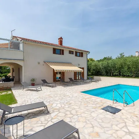 House Iris With Private Pool