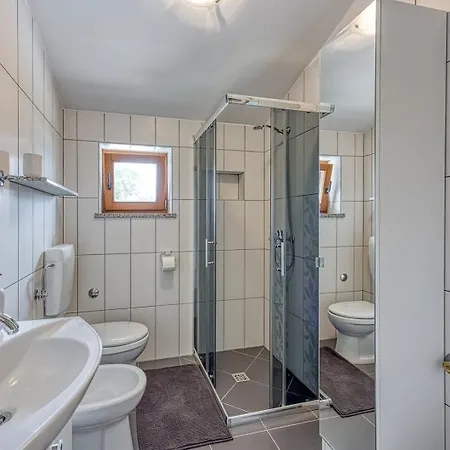 House Iris With Private Pool