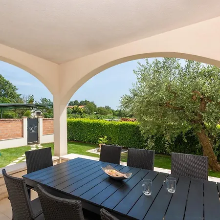 House Iris With Private Pool