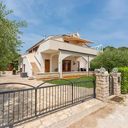 House Iris With Private Pool וילה *