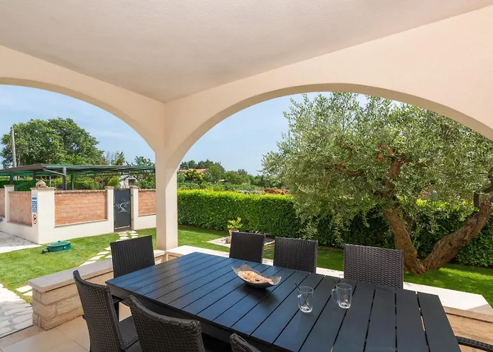 House Iris With Private Pool