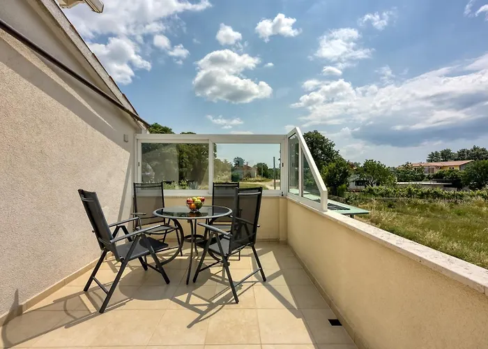 House Iris With Private Pool