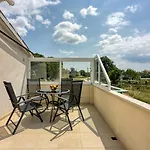 House Iris With Private Pool